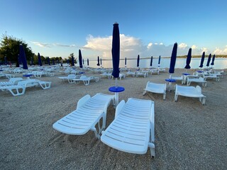 Medulin Istrien Kroatien - Stühle Liegen Sonnenliegen Strandliegen am Strand