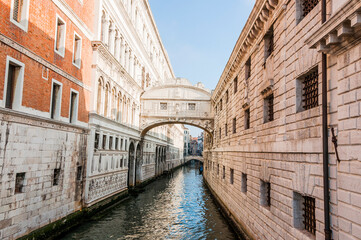 Obraz premium Venedig, Seufzerbrücke, Altstadt, Canale, Rio di Palazzo, Bogenbrücke, Dogenpalast, San Marco, Touristen, Besucher, Insel, Lagune, Kanal, Sommer, Italien