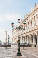 Fototapeta premium Venedig, San Marco, Markusdom, Marktplatz, Dogenpalast, Lagune, Insel, Altstadt, Sommer, Morgenstimmung, Italien