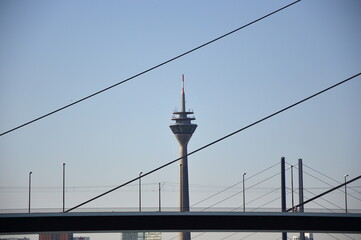 Brücke und Fernsehturm am Rhein in Düsseldorf, Nordrhein - Westfalen © Ulf