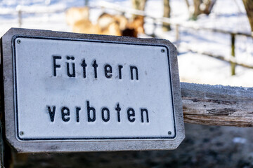 Ein befestigtes füttern verboten Schild am Ponnyhof
