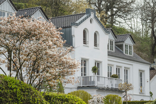 Germany, Hamburg, Facade of white painted villa in Othmarschen
