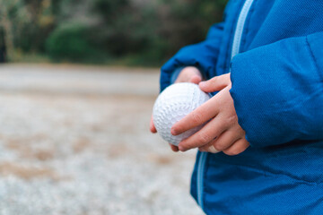 柔らかい野球ボールと幼児の手。