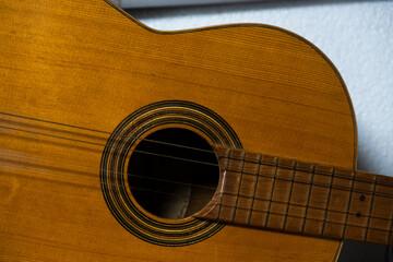Obraz premium Detalle de una guitarra con 4 cuerdas.