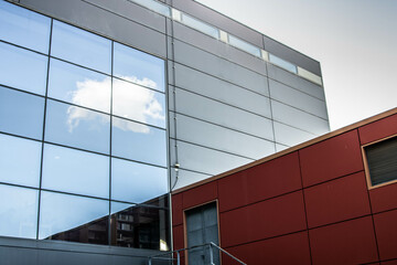 Nube reflejada en la cristalera de un edificio