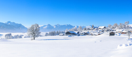 Fototapeta na wymiar Wolkenloser, kalter Wintertag im Ostallgäu nahe Trauchgau