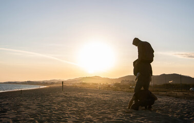 Tres personas jugando junto al atardecer