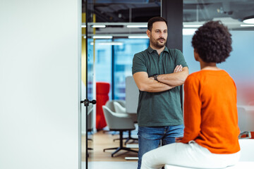 Obraz premium Focused caucasian man, listening to his african-american partner.