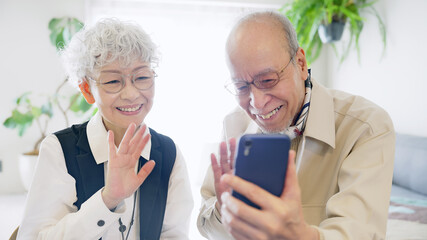 スマートフォンを使うシニアカップル