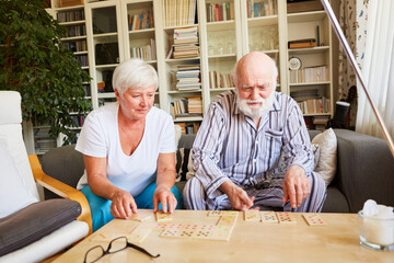 Senioren spielen Domino im Altersheim als Gedächtnistraining