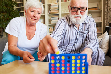 Zwei Senioren spielen zusammen ein Strategiespiel