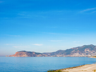 Obraz premium The Alanya Peninsula with fortress and old city, view from the beach