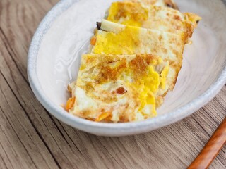 흰색 도자기 접시에 담긴 계란 후라이