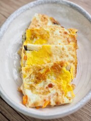 흰색 도자기 접시에 담긴 계란 후라이