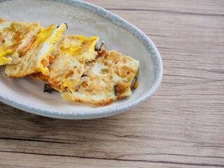 흰색 도자기 접시에 담긴 계란 후라이