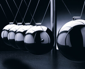 Close-up Newton Pendel  mit 5 silbernen Kugeln