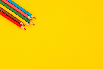 色とりどりの色鉛筆

