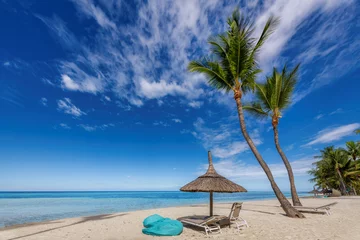 Photo sur Plexiglas Le Morne, Maurice Plage paradisiaque. Plage ensoleillée avec palmiers et parasol. Vacances d& 39 été et concept de plage tropicale.