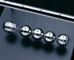 Newton-Pendel von oben fotografiert, mit  Freiraum für Text