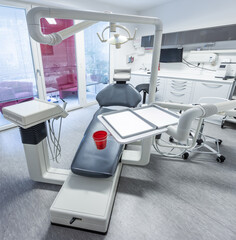 Zahnarztstuhl in moderner Zahnarztpraxis
