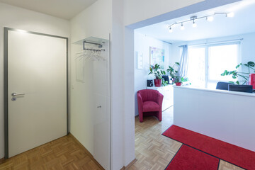 Eingangsbereich mit Garderobe und Empfangstresen