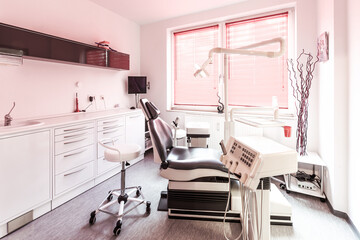 Zahnarztstuhl in moderner Zahnarztpraxis
