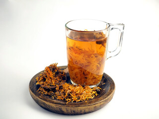 Infusion of calendula and dry flowers of calendula