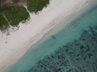 Vue de drone sur un lagon tropical