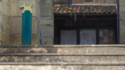 Ville de Saint-Antonin-Noble-Val, dans son centre-ville historique, regorgeant de diverses boutiques de souvenirs