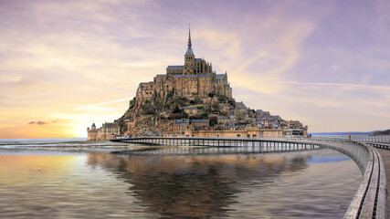Sunset on Mont Saint Michel in France - obrazy, fototapety, plakaty