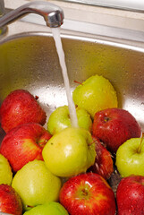 Fototapeta na wymiar Washing apples in the kitchen