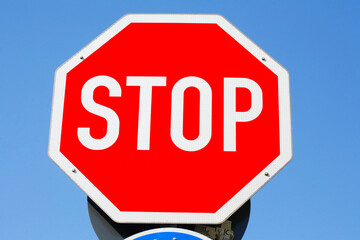 Stopschild, Verkehrsschild Halt! Vorfahrt gewähren, Stop, Blauer Himmel