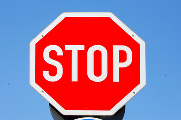 Stopschild, Verkehrsschild Halt! Vorfahrt gewähren, Stop, Blauer Himmel