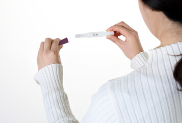 woman holding a pregnancy test kit