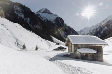 Hütte im Winter in den Bergen