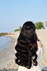 Fototapeta premium długie czarne włosy, letnia pielęgnacja włosów, kręcone włosy