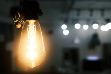 店内に吊るされたオレンジ色の電球