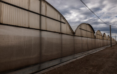 Obraz premium Plastic greenhouses against cloudy sky in Almeria, Spain