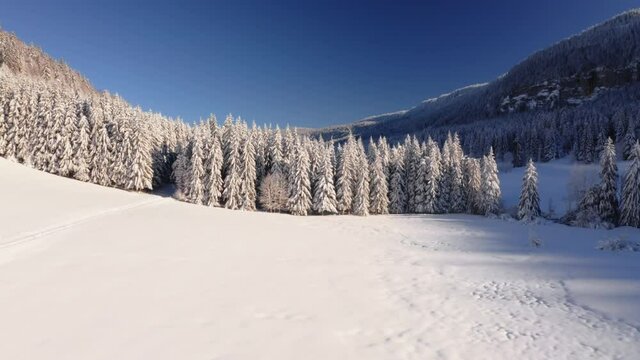 Survol drone bas de la vall&eacute;e de la Valserine, Jura, Mijoux. Paysage d&rsquo;hiver recouvert de neige, ciel bleu et beau temps.