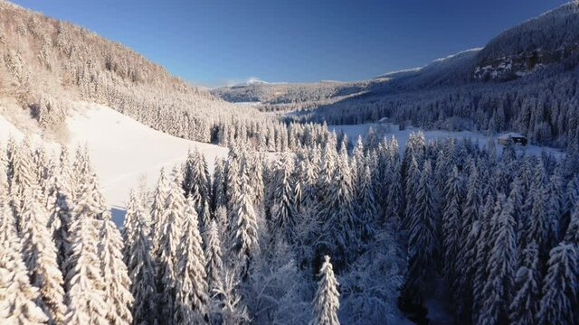 Survol drone de la vall&eacute;e de la Valserine, Jura, Mijoux. Paysage d&rsquo;hiver recouvert de neige, ciel bleu et beau temps.