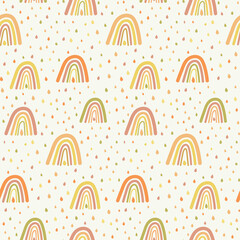 Regenbogen und Regentropfen nahtloses Muster in Orange und Gelb. Ideal für Babytücher, Kinderzimmer, Textilien, Babypartys und Geschenkpapier