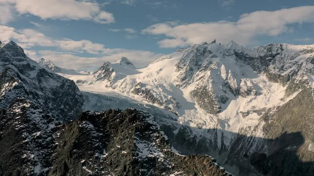 Glaciers et sommets dans le Val d'H&eacute;rens