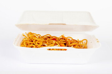 Essen in einer Kunststoffbox auf weiß isoliert