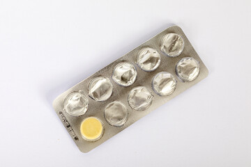 Fast leerer Medikamentenblister auf weiß isoliert