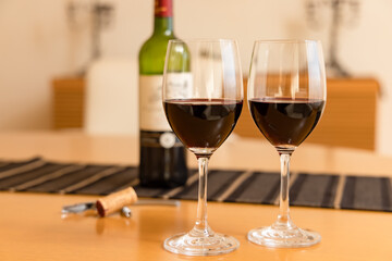 優雅な休日に飲む美味しそうな赤ワインとグラス