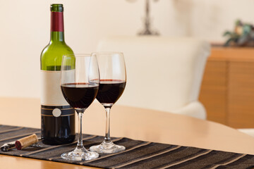 優雅な休日に飲む美味しそうな赤ワインとグラス