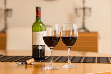 優雅な休日に飲む美味しそうな赤ワインとグラス