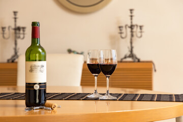 優雅な休日に飲む美味しそうな赤ワインとグラス