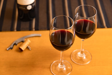 優雅な休日に飲む美味しそうな赤ワインとグラス