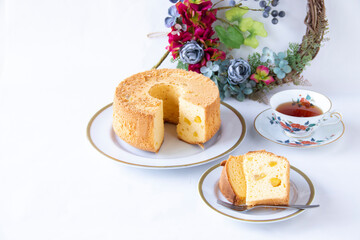 自家製　マロンのシフォンケーキと紅茶と秋バラのリース
